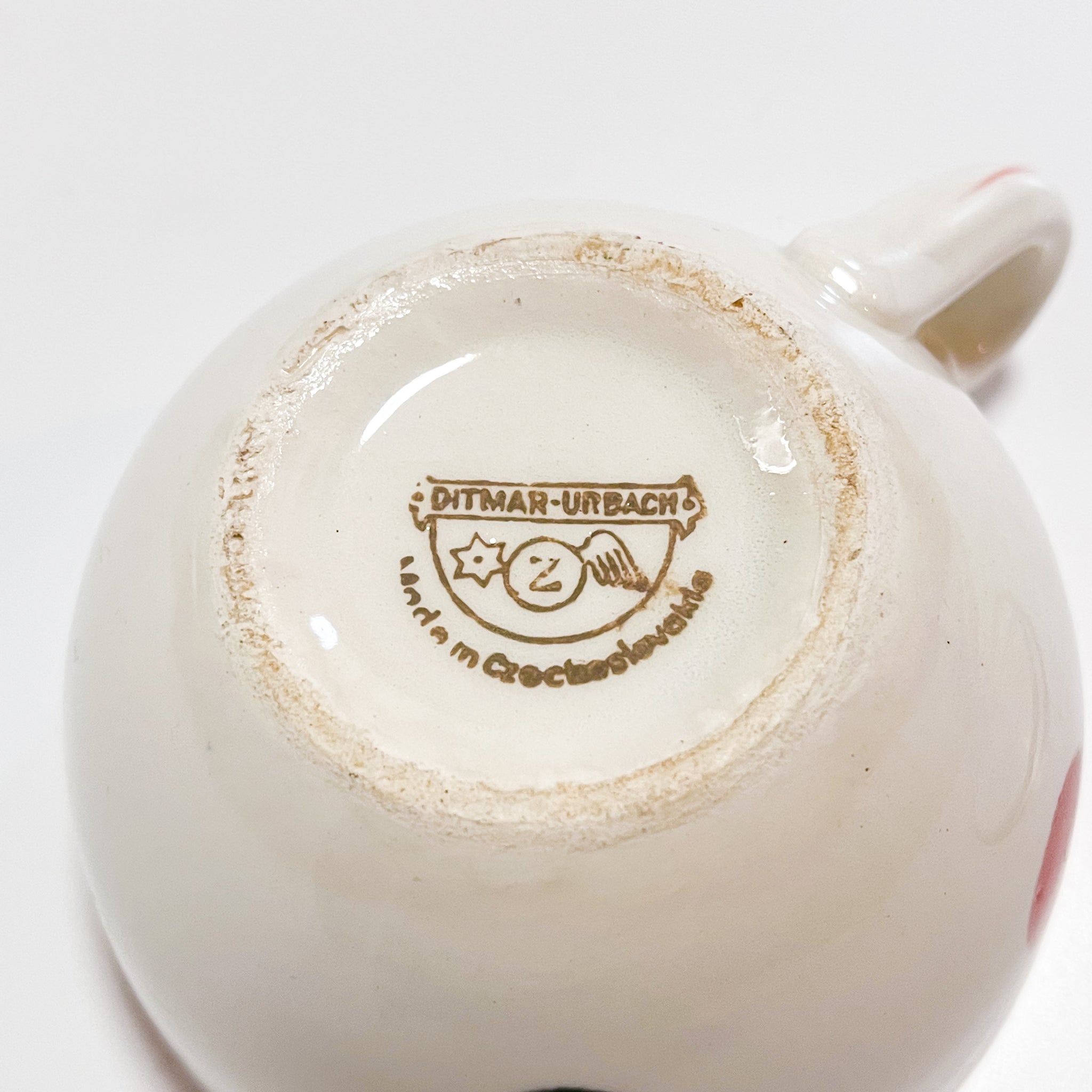 チェコスロバキアのDitmar Urbach社による、c.1930sのアンティーク・ティーサービスセット。赤と黒のドット模様が特徴的なティーポット、シュガーボウル、カップ&ソーサーを含む、アール・デコ様式の陶器コレクション。